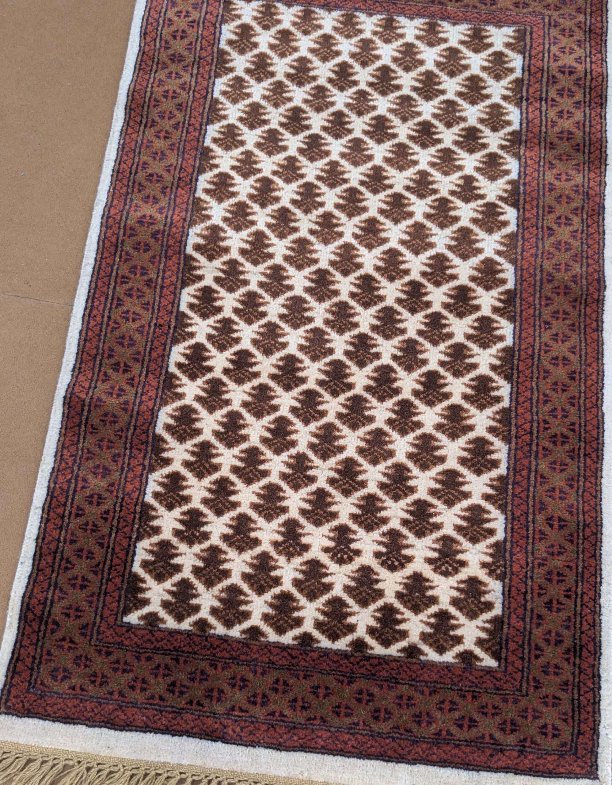 White Baby Elephant Foot Print Knotted Wool Carpet - 2.5FT X 4FT | 76CM X 122CM - Image 5